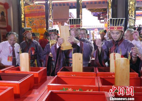 广东汕头千年赵祠重光子孙着汉服行古礼祭祀（图）