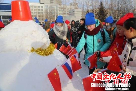 “冰雪奇缘”黑河之行活动中，中俄青少年分别戴着红蓝帽子乐享冰情雪韵 张辉 摄