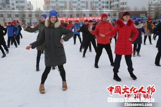 “冰雪奇缘”黑河之行活动中，中俄青少年分别戴着红蓝帽子乐享冰情雪韵 张辉 摄