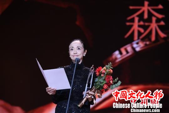 图为日本著名芭蕾舞舞蹈家森下洋子获奖并发表感言。　陈文 摄