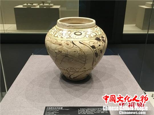 图为“CHINA与世界：海上丝绸之路沉船与贸易瓷器大展”现场 李佳赟 摄