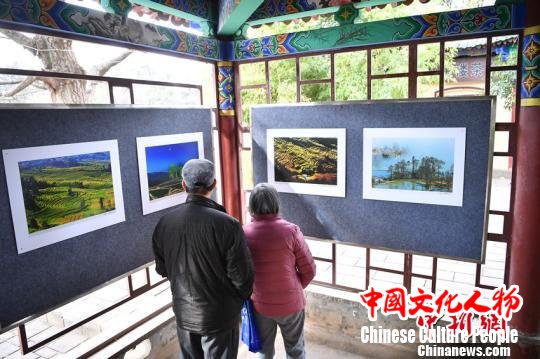 图为市民观看《被雕塑的群山》摄影展。　刘冉阳 摄