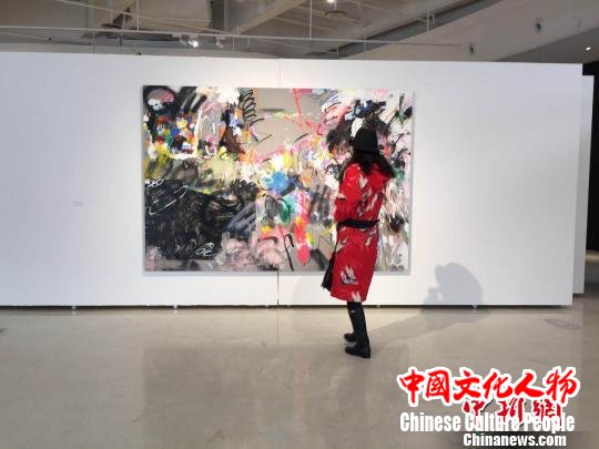 图为市民在展览现场参观。　钟欣 摄