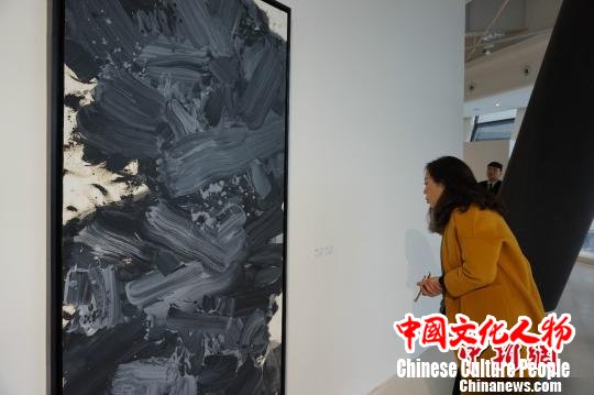 图为市民在展览现场参观。　钟欣 摄