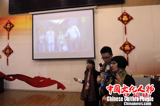乌鲁蒂亚女士向碧翠园学校师生介绍柏林潘科爱思学校概况。　蒋雪林 摄