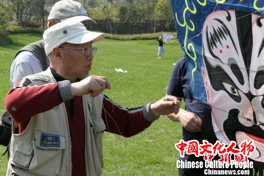 “江南风筝王”张志刚在放飞风筝 德清新闻中心