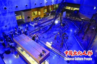 5月18日，广东省博物馆志愿者带领视障人士参观博物馆。      许建梅 摄