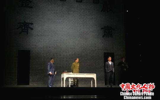图为话剧《红岩魂》在重庆举行首场演出。　钟旖 摄