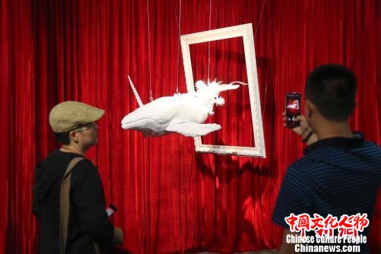 《陌生化接触：聂竞竹海报与装置艺术展》现场 盛佳鹏 摄